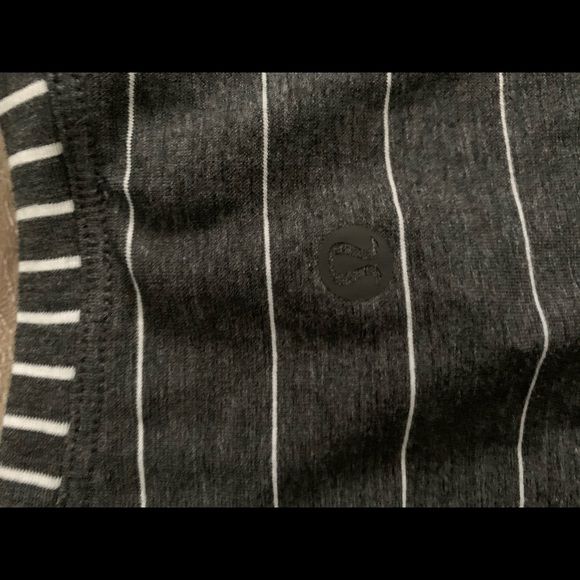 Lululemon crop top- size 10/L - Picture 3 of 5
